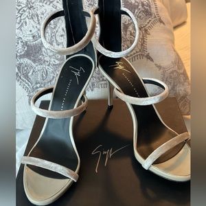 BEAUTIFUL BRAND NEW VELVET STRAPY HEEL